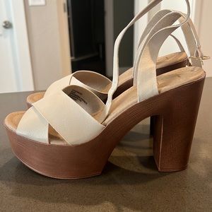 Lulu’s size 8 platform sandals. Tan and brown.